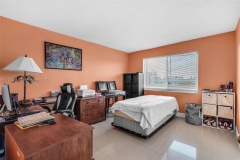Condo in Miami, Florida, 2 bedrooms  № 1937759 - photo 10