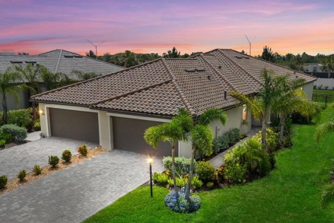 House in LORRAINE LAKES in Bradenton, Florida 2 bedrooms, 144.65 sq.m. № 1754808 - photo 1