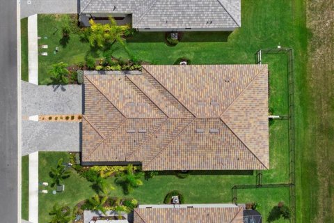 House in LORRAINE LAKES in Bradenton, Florida 2 bedrooms, 144.65 sq.m. № 1754808 - photo 9