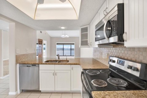 Condo in Port Richey, Florida, 2 bedrooms  № 1544105 - photo 9