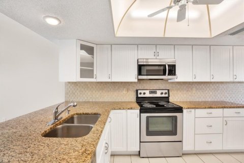 Condo in Port Richey, Florida, 2 bedrooms  № 1544105 - photo 8