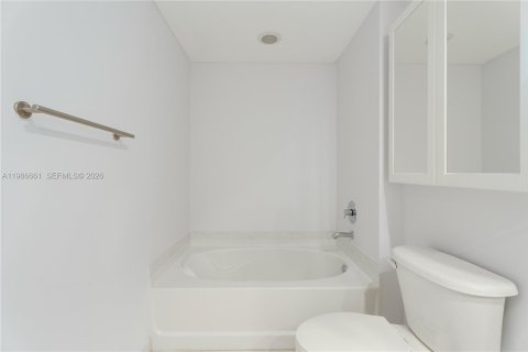 Купить кондоминиум в Майами, Флорида 2 спальни, 103.4м2, № 2048872 - фото 28