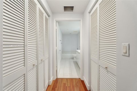 Купить кондоминиум в Майами, Флорида 2 спальни, 103.4м2, № 2048872 - фото 23