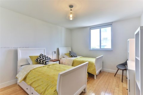 Condo in Miami Beach, Florida, 2 bedrooms № 1896015 - photo 11