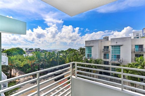Condo in Miami Beach, Florida, 2 bedrooms № 1896015 - photo 14