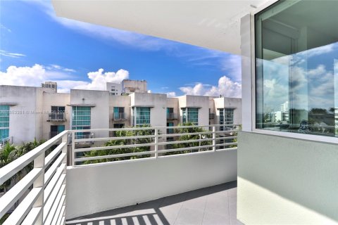 Condo in Miami Beach, Florida, 2 bedrooms № 1896015 - photo 17