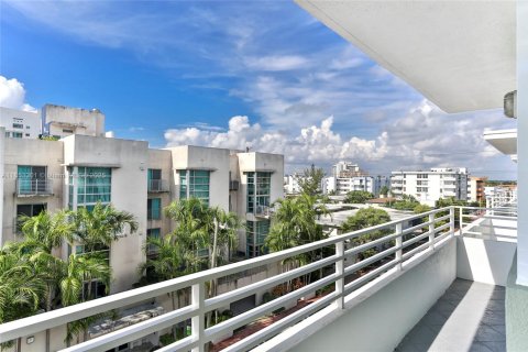 Condo in Miami Beach, Florida, 2 bedrooms № 1896015 - photo 16