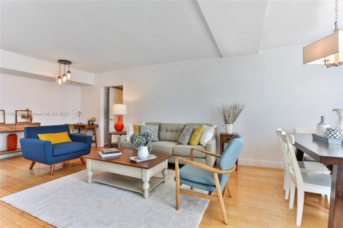 Condo in Miami Beach, Florida, 2 bedrooms № 1896015 - photo 7