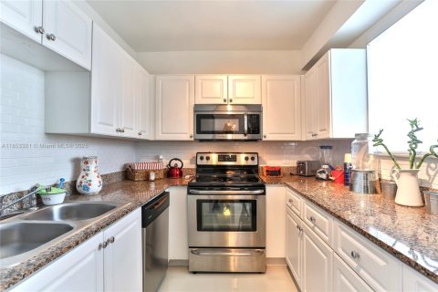 Condo in Miami Beach, Florida, 2 bedrooms № 1896015 - photo 8