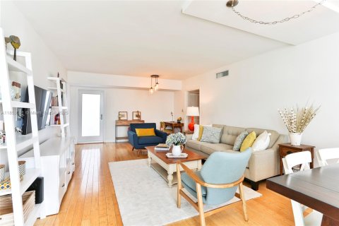 Condo in Miami Beach, Florida, 2 bedrooms № 1896015 - photo 9