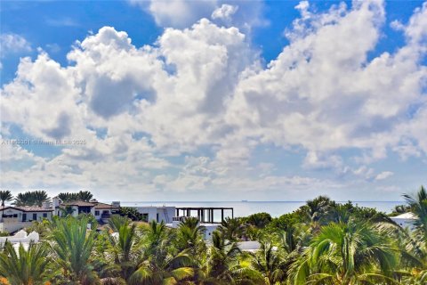 Condo in Miami Beach, Florida, 2 bedrooms № 1896015 - photo 15