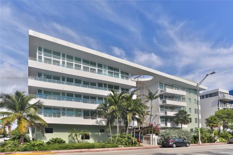 Condo in Miami Beach, Florida, 2 bedrooms № 1896015 - photo 1