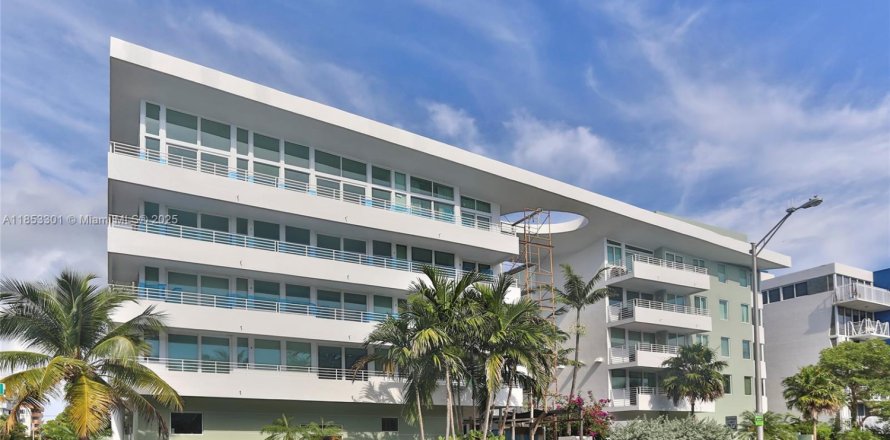 Condo in Miami Beach, Florida, 2 bedrooms № 1896015