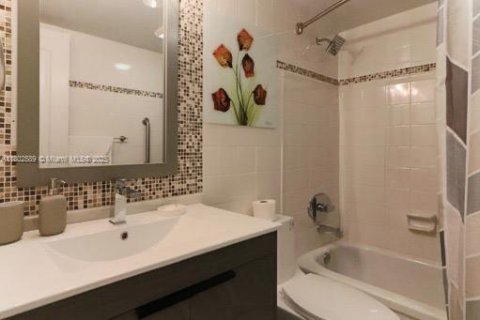 Condominio en venta en Hallandale Beach, Florida, 2 dormitorios, 111.48 m2 № 1862209 - foto 16