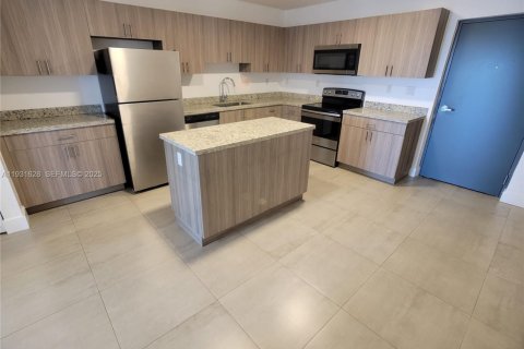 Apartamento en alquiler en Miami, Florida, 2 dormitorios, 2732.53 m2 № 1990329 - foto 3