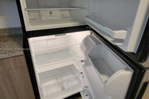 Apartamento en alquiler en Miami, Florida, 2 dormitorios, 2732.53 m2 № 1990329 - foto 5