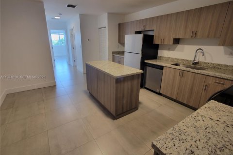 Apartamento en alquiler en Miami, Florida, 2 dormitorios, 2732.53 m2 № 1990329 - foto 2