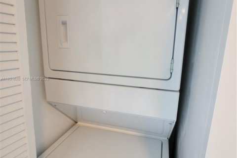 Apartamento en alquiler en Miami, Florida, 2 dormitorios, 2732.53 m2 № 1990329 - foto 12