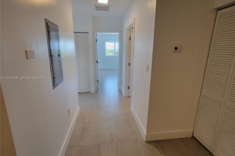 Apartamento en alquiler en Miami, Florida, 2 dormitorios, 2732.53 m2 № 1990329 - foto 13