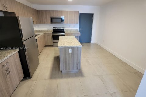 Apartamento en alquiler en Miami, Florida, 2 dormitorios, 2732.53 m2 № 1990329 - foto 4