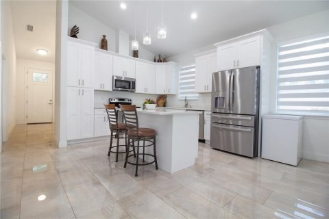 Casa en venta en Tampa, Florida, 4 dormitorios, 201.97 m2 № 2225582 - foto 6
