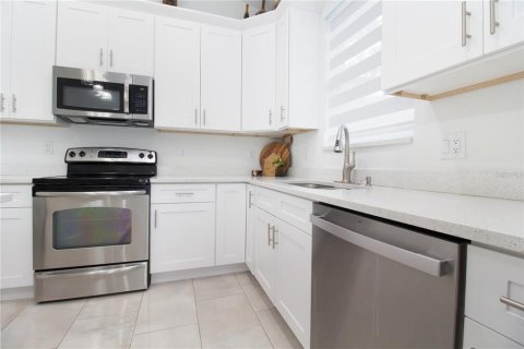 Casa en venta en Tampa, Florida, 4 dormitorios, 201.97 m2 № 2225582 - foto 10