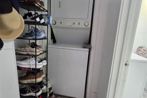 Condominio en alquiler en Miami, Florida, 1 dormitorio, 77.95 m2 № 2031861 - foto 19