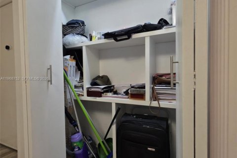 Condominio en alquiler en Miami, Florida, 1 dormitorio, 77.95 m2 № 2031861 - foto 5