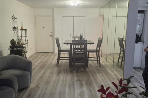 Condominio en alquiler en Miami, Florida, 1 dormitorio, 77.95 m2 № 2031861 - foto 3