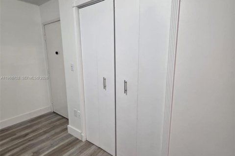 Condominio en alquiler en Miami, Florida, 1 dormitorio, 77.95 m2 № 2031861 - foto 4