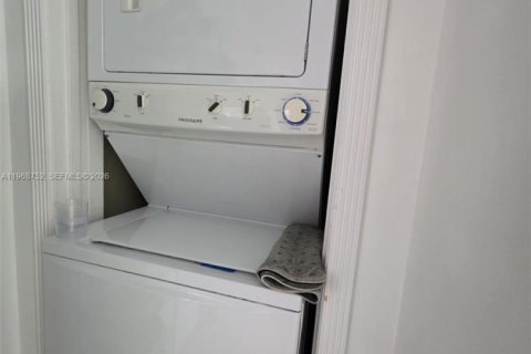 Condominio en alquiler en Miami, Florida, 1 dormitorio, 77.95 m2 № 2031861 - foto 20