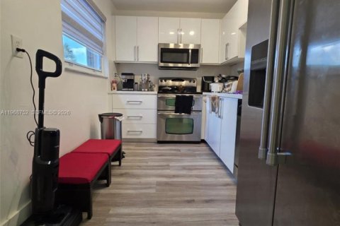 Condominio en alquiler en Miami, Florida, 1 dormitorio, 77.95 m2 № 2031861 - foto 10