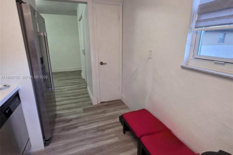 Condominio en alquiler en Miami, Florida, 1 dormitorio, 77.95 m2 № 2031861 - foto 11