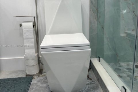 Condominio en alquiler en Miami, Florida, 1 dormitorio, 77.95 m2 № 2031861 - foto 17