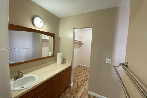 Propiedad comercial en alquiler en Miami, Florida, 127 m2 № 2011750 - foto 2