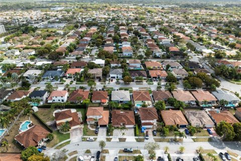 House in Miami, Florida 3 bedrooms, 155.33 sq.m. № 2044288 - photo 21