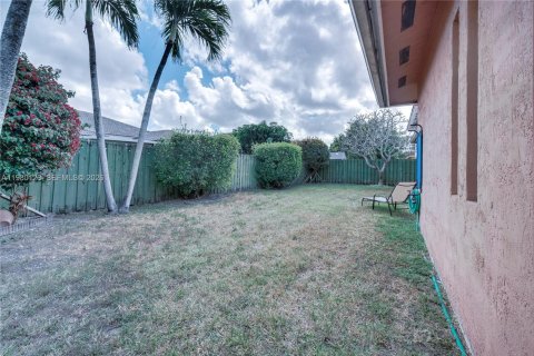 House in Miami, Florida 3 bedrooms, 155.33 sq.m. № 2044288 - photo 18