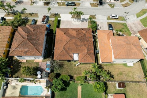 House in Miami, Florida 3 bedrooms, 155.33 sq.m. № 2044288 - photo 22