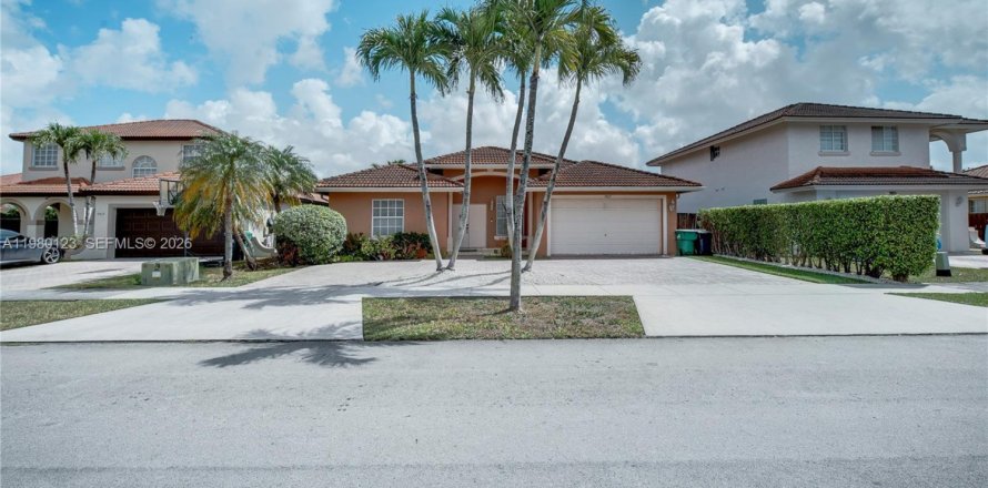 House in Miami, Florida 3 bedrooms, 155.33 sq.m. № 2044288