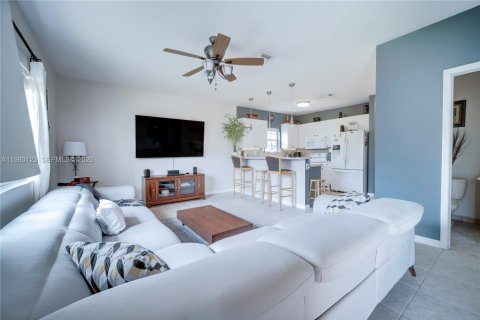 House in Miami, Florida 3 bedrooms, 155.33 sq.m. № 2044288 - photo 13