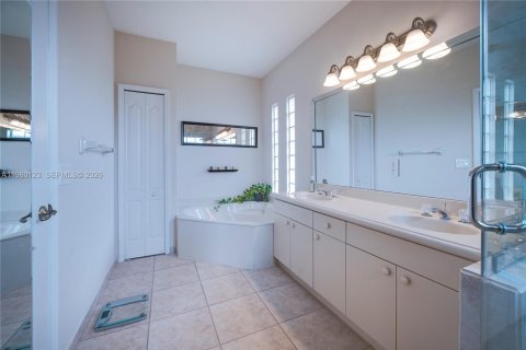 House in Miami, Florida 3 bedrooms, 155.33 sq.m. № 2044288 - photo 11