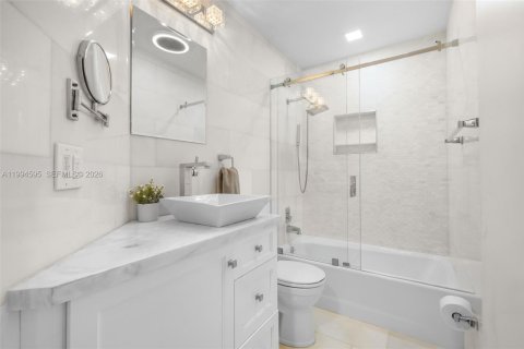 Villa ou maison à vendre à Pinecrest, Floride: 5 chambres, 439.61 m2 № 2064722 - photo 19