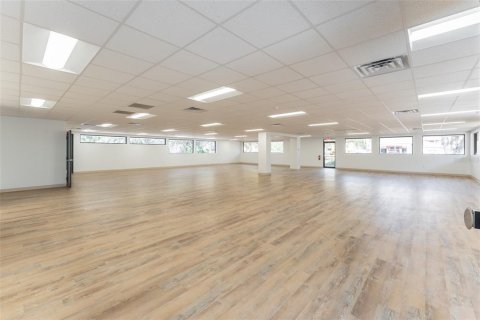Propiedad comercial en alquiler en Sun City Center, Florida, 763.19 m2 № 1740189 - foto 10