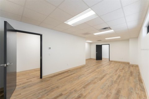 Propiedad comercial en alquiler en Sun City Center, Florida, 763.19 m2 № 1740189 - foto 6