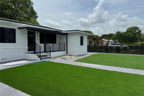 House in North Miami, Florida 3 bedrooms, 104.42 sq.m. № 2001420 - photo 3