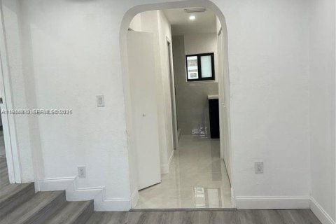 House in North Miami, Florida 3 bedrooms, 104.42 sq.m. № 2001420 - photo 7