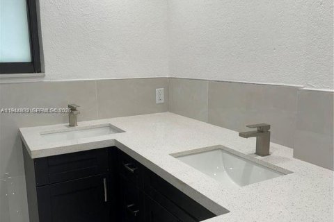 House in North Miami, Florida 3 bedrooms, 104.42 sq.m. № 2001420 - photo 9