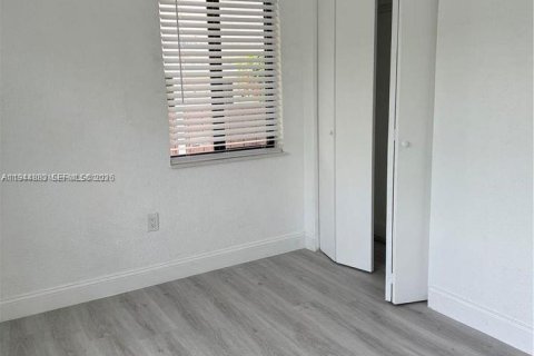 House in North Miami, Florida 3 bedrooms, 104.42 sq.m. № 2001420 - photo 10