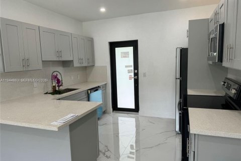 House in North Miami, Florida 3 bedrooms, 104.42 sq.m. № 2001420 - photo 5