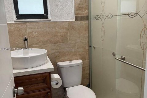 House in North Miami, Florida 3 bedrooms, 104.42 sq.m. № 2001420 - photo 11